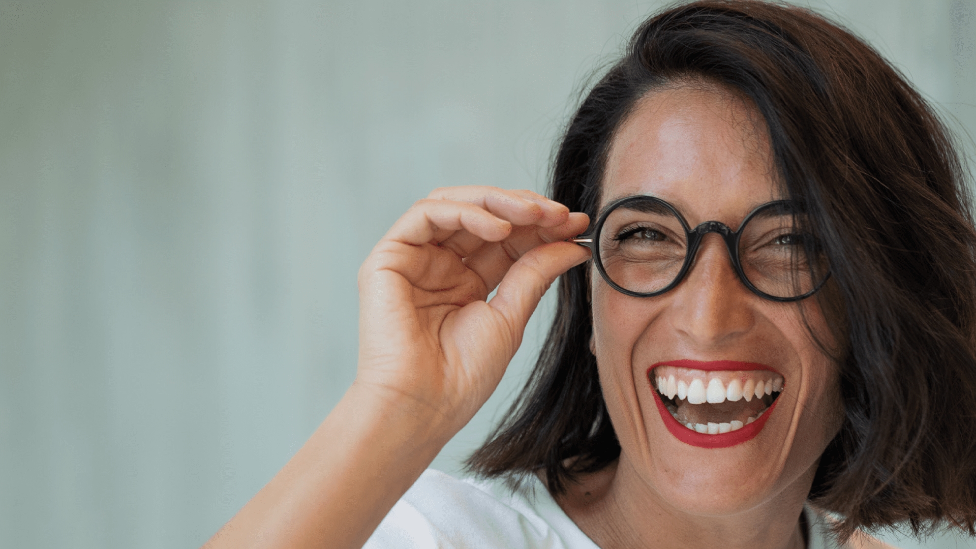 Femme qui rigole portant des lunettes combinées RONDA C04