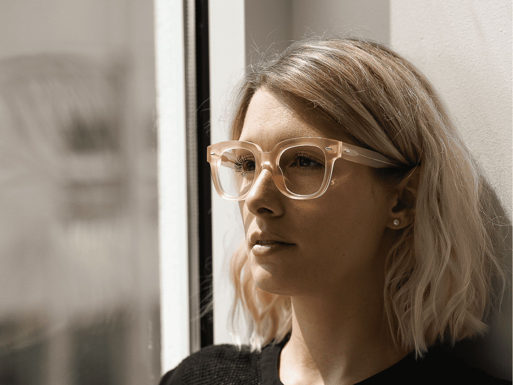 femme portant une paire de lunettes Cazo Origines en acétate