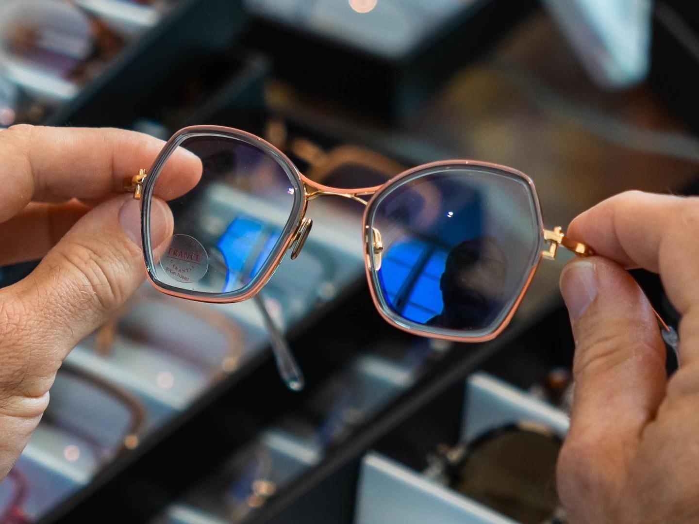 Paire de lunettes combinées Cazo Origines tenue par un homme