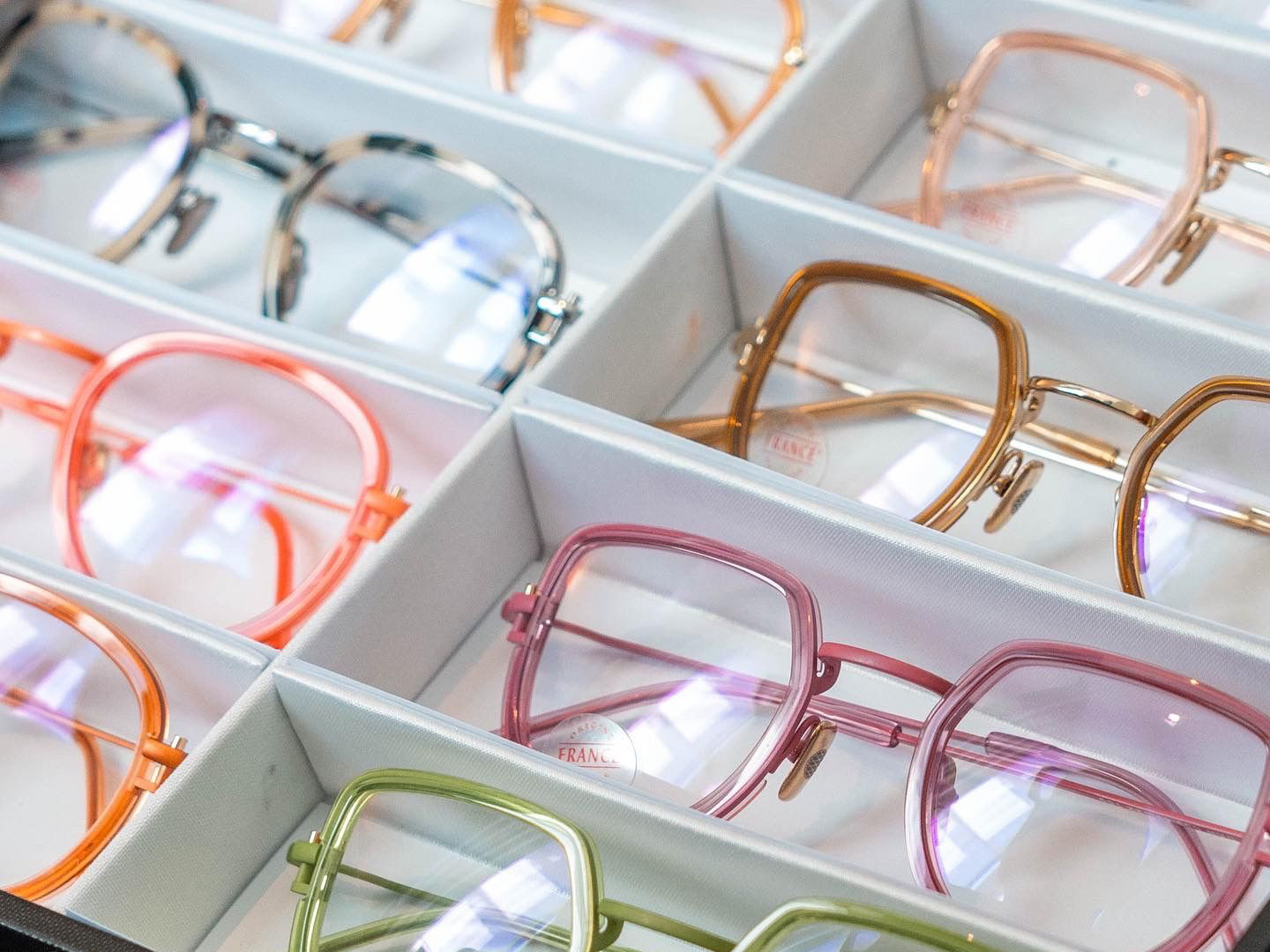 Paires de lunettes Cazo Origines de toutes les couleurs présentées dans des étuis